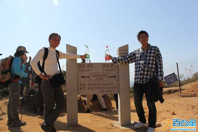山路上的指路标