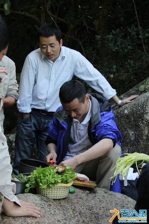 在山路到海岸出口的大岩石上野餐